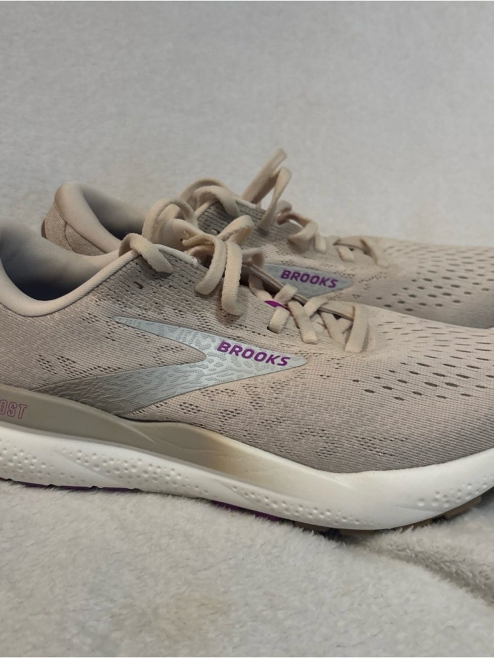 Brooks Ghost 16 Sneaker Women's US 9 B  Beige Running Shoes
